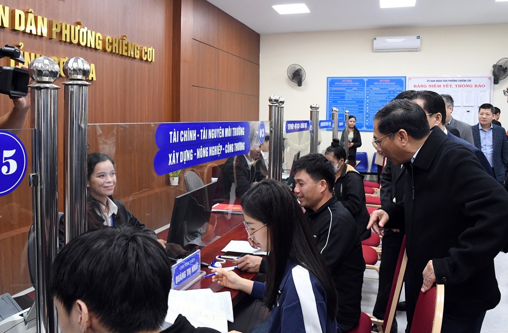 Phó Thủ tướng Bùi Thanh Sơn khảo sát tình hình hình vận hành Trung tâm hành chính công Phường Chiềng Cơi - Ảnh: VGP/Hải Minh Phó Thủ tướng Bùi Thanh Sơn khảo sát tình hình hình vận hành Trung tâm hành chính công Phường Chiềng Cơi - Ảnh: VGP/Hải Minh