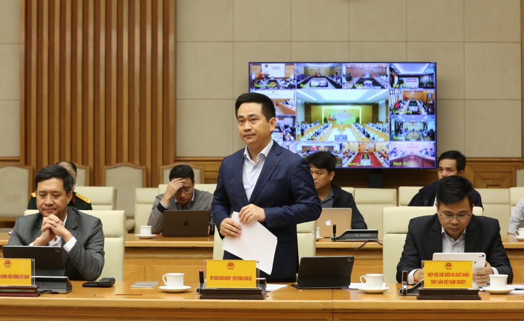 Đại diện tập đoàn Viettel báo cáo về giải pháp triển khaikết nối hệ thống quản lý tàu cá của Bộ Quốc phòng với VNFishbase và eCDT - Ảnh: VGP/Minh Khôi Đại diện tập đoàn Viettel báo cáo về giải pháp triển khaikết nối hệ thống quản lý tàu cá của Bộ Quốc phòng với VNFishbase và eCDT - Ảnh: VGP/Minh Khôi