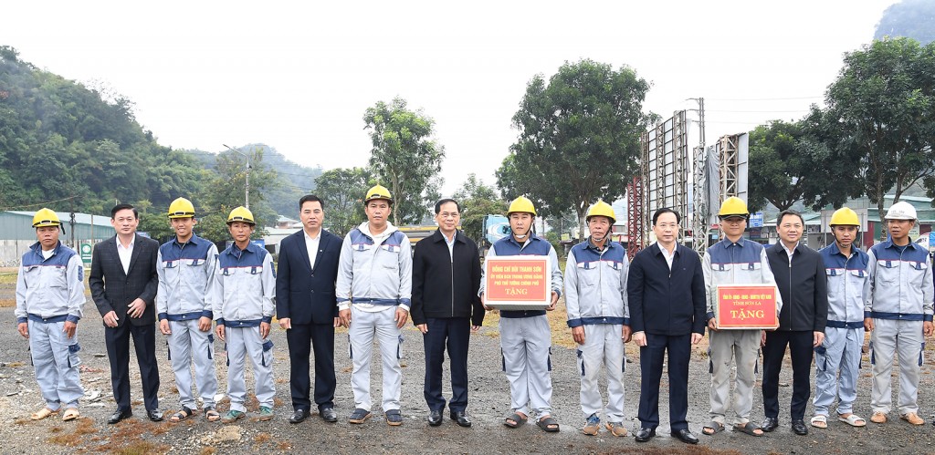Phó Thủ tướng Bùi Thanh Sơn tặng quà động viên các lực lượng thi công trên công trường xây dựng tuyến đường Chiềng Sinh-Chiềng Ngần - Ảnh: VGP/Hải Minh Phó Thủ tướng Bùi Thanh Sơn tặng quà động viên các lực lượng thi công trên công trường xây dựng tuyến đường Chiềng Sinh-Chiềng Ngần - Ảnh: VGP/Hải Minh