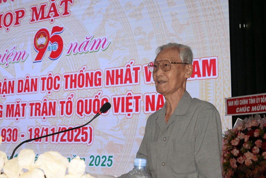 Các đồng chí nguyên là lãnh đạo Ủy ban MTTQ Việt Nam tỉnh qua các thời kỳ phát biểu tại buổi họp mặt.