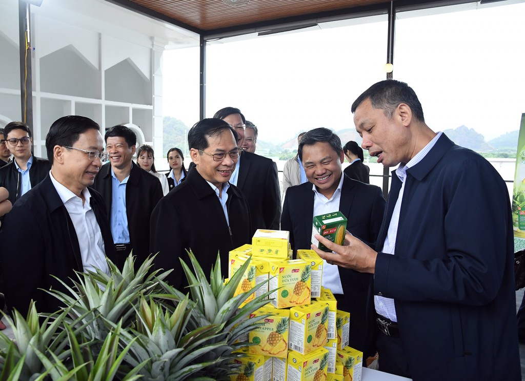 Phó Thủ tướng Bùi Thanh Sơn thăm Trung tâm Chế biến rau quả DOVECO Sơn La - Ảnh: VGP/Hải Minh Phó Thủ tướng Bùi Thanh Sơn thăm Trung tâm Chế biến rau quả DOVECO Sơn La - Ảnh: VGP/Hải Minh