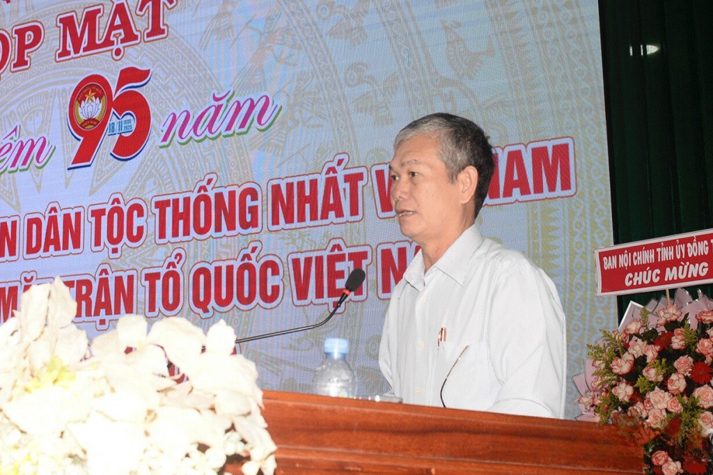 Đinh Văn Dũng, Ủy viên Ban Thường vụ Tỉnh ủy, Phó Chủ tịch Thường trực Ủy ban MTTQ tỉnh phát biểu tại buổi họp mặt.