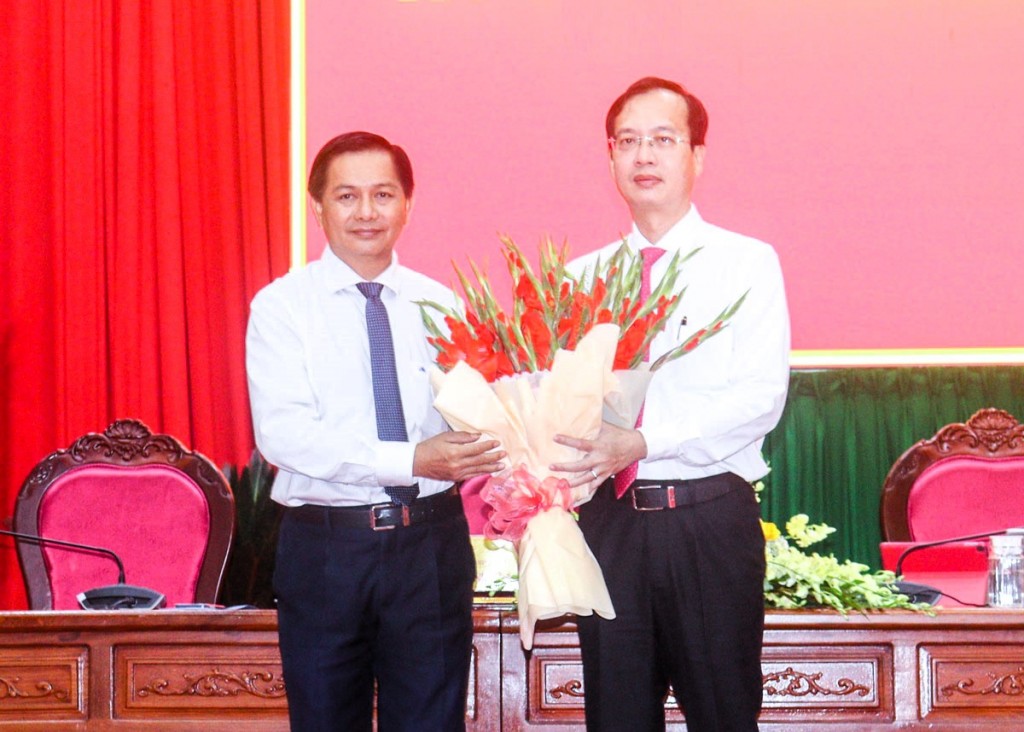 Bí thư Tỉnh ủy- Trần Văn Lâu tặng hoa chúc mừng Chủ tịch UBND tỉnh - Trần Trí Quan