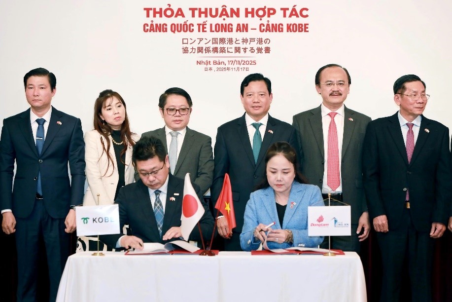 Bà Nguyễn Thụy Quỳnh Hương – TGĐ Công ty CP Quản lý & Khai thác Cảng Quốc tế Long An và Ông Tomohisa Izumi – Phó TGĐ Cảng Kobe ký kết MOU Bà Nguyễn Thụy Quỳnh Hương – TGĐ Công ty CP Quản lý & Khai thác Cảng Quốc tế Long An và Ông Tomohisa Izumi – Phó TGĐ Cảng Kobe ký kết MOU