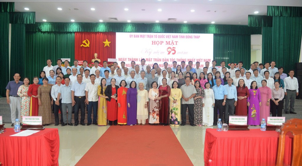 Đại biểu chụp ảnh lưu niệm