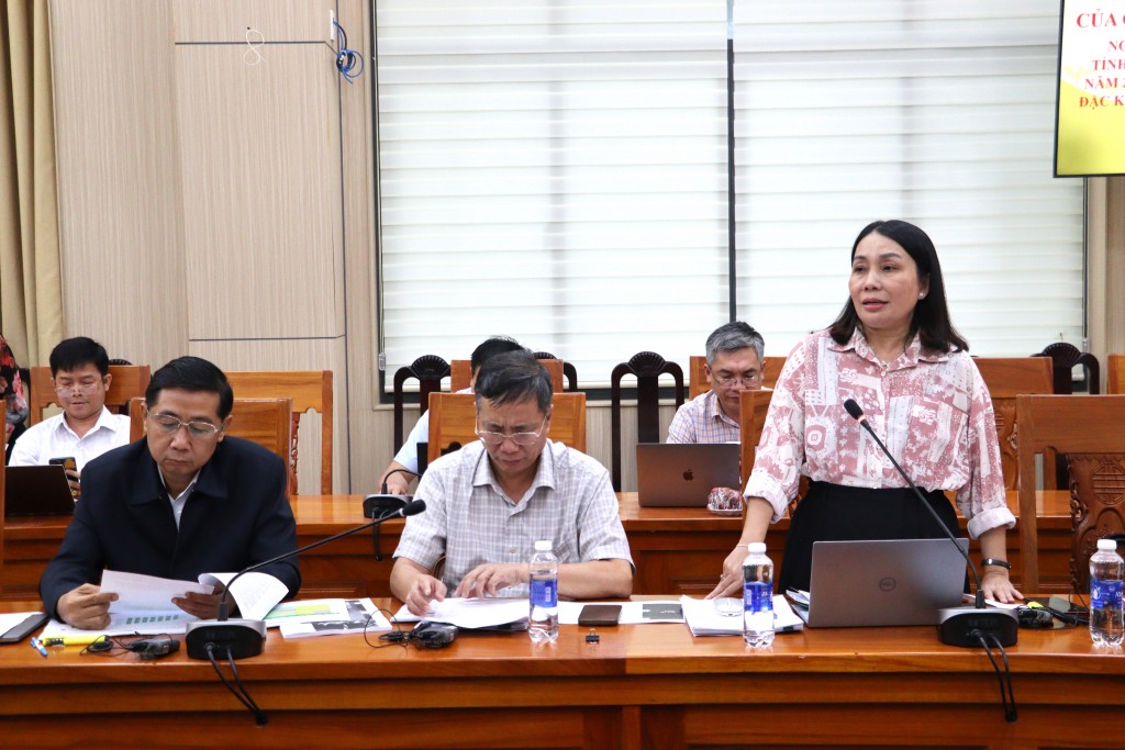 Phó Giám đốc Sở Tài chính Ngô Kiều Quyên báo cáo tiến độ tại cuộc họp (ảnh: Như Ngọc) Phó Giám đốc Sở Tài chính Ngô Kiều Quyên báo cáo tiến độ tại cuộc họp (ảnh: Như Ngọc)