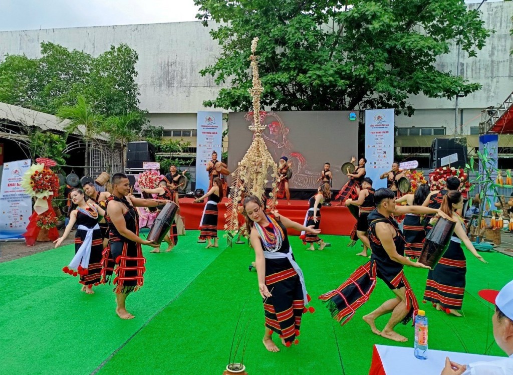 Nghệ thuật trình diễn cồng chiêng truyền thống của đồng bào Ca Dong sẽ mang đến không khí sôi động cho Ngày hội Di sản Văn hóa Đà Nẵng.