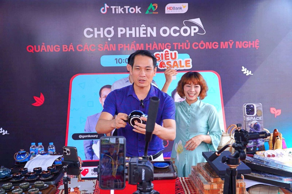 Đẩy mạnh chuyển đổi số nông thôn bằng AI và thương mại điện tử Đẩy mạnh chuyển đổi số nông thôn bằng AI và thương mại điện tử