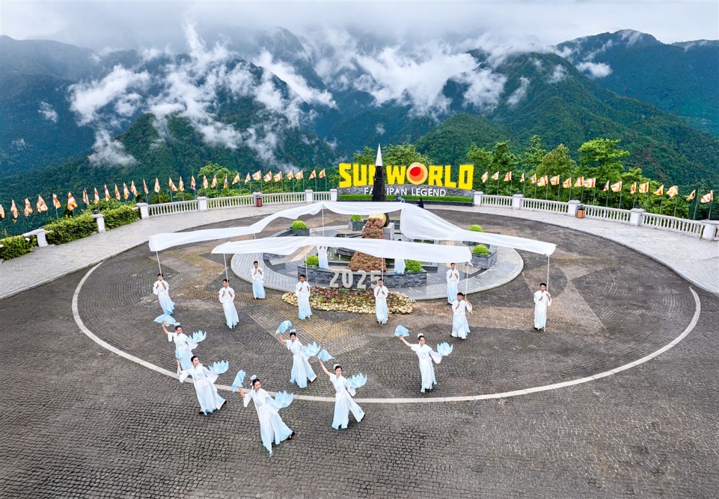 Thưởng thức Show nghệ thuật “Đỉnh thiêng du ký” giữa mây trời đỉnh Fansipan