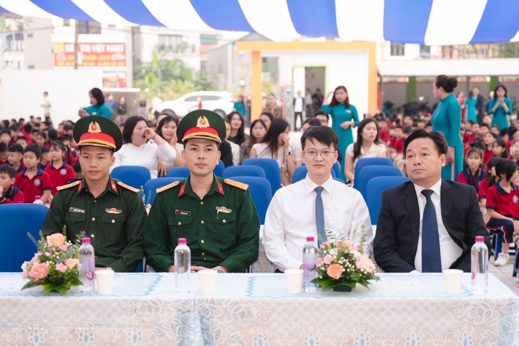 Xây dựng Trường Tiểu học Đông Dư trở thành ngôi trường giáo dục thân thiện, an toàn, hạnh phúc Xây dựng Trường Tiểu học Đông Dư trở thành ngôi trường giáo dục thân thiện, an toàn, hạnh phúc