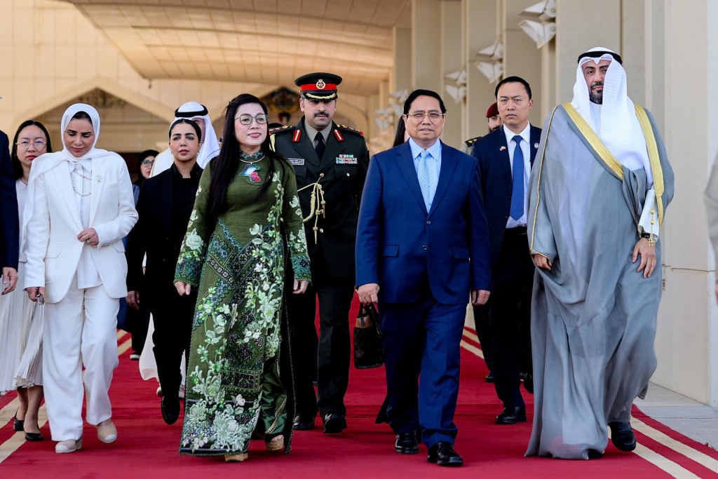 Ngay sau khi kết thúc tốt đẹp chuyến thăm chính thức Kuwait, Thủ tướng Phạm Minh Chính và Phu nhân cùng đoàn đại biểu cấp cao Việt Nam rời Kuwait - Ảnh: VGP/Nhật Bắc