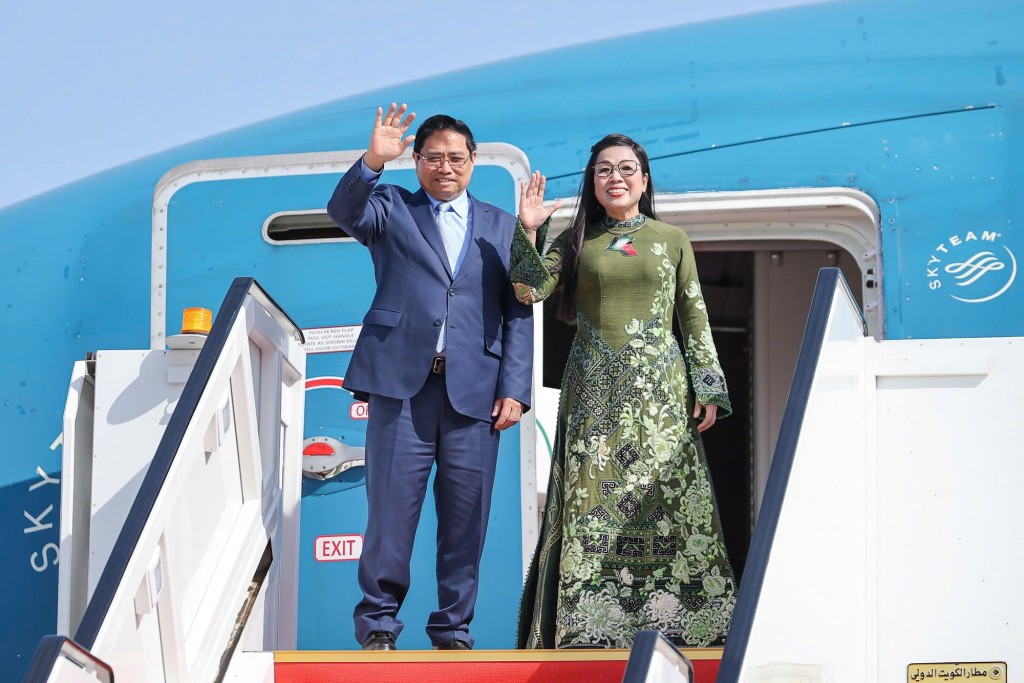 Thủ tướng Phạm Minh Chính và Phu nhân cùng đoàn đại biểu cấp cao Việt Nam rời Kuwait, lên đường thăm chính thức Cộng hòa Algeria Dân chủ Nhân dân theo lời mời của Thủ tướng Sifi Ghrieb - Ảnh: VGP/Nhật Bắc