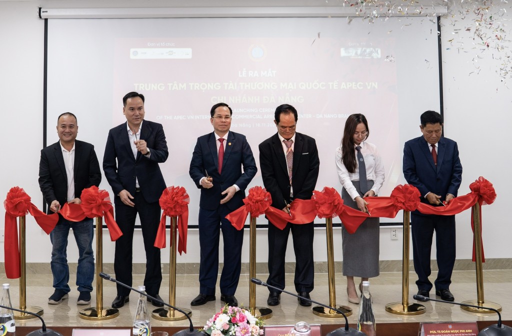 Các đại biểu tham gia nghi thức cắt băng ra mắt Trung tâm Trọng tài Thương mại Quốc tế APEC Việt Nam - Chi nhánh Đà Nẵng (Ảnh Út Vũ)