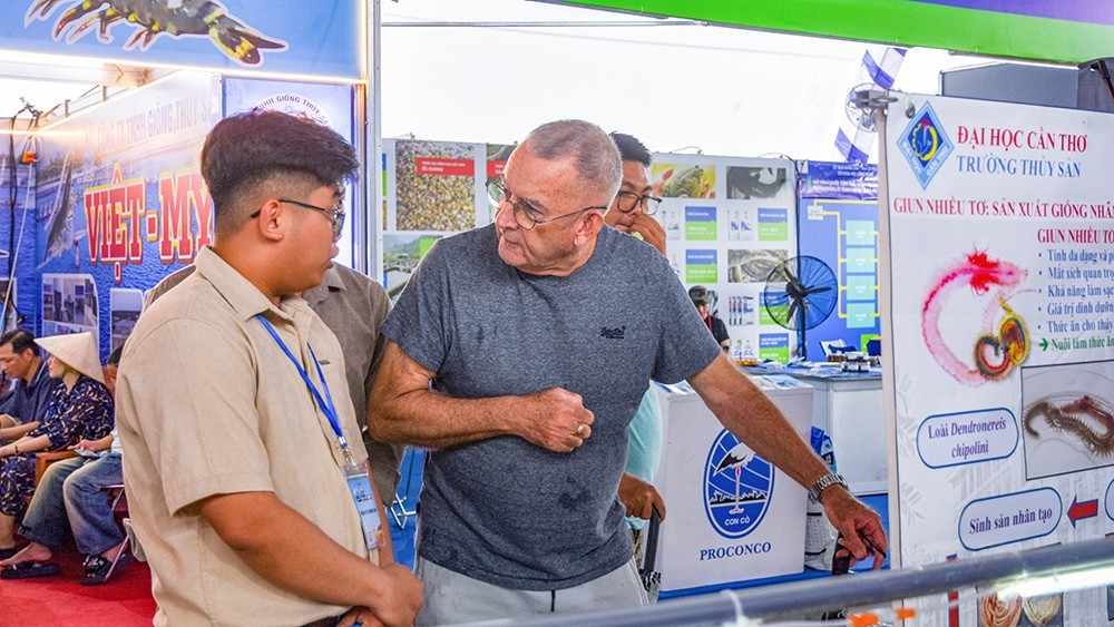 Du khách nước ngoài tò mò và thích thú với quy trình nuôi thuỷ sản ứng dụng công nghệ cao. Du khách nước ngoài tò mò và thích thú với quy trình nuôi thuỷ sản ứng dụng công nghệ cao.