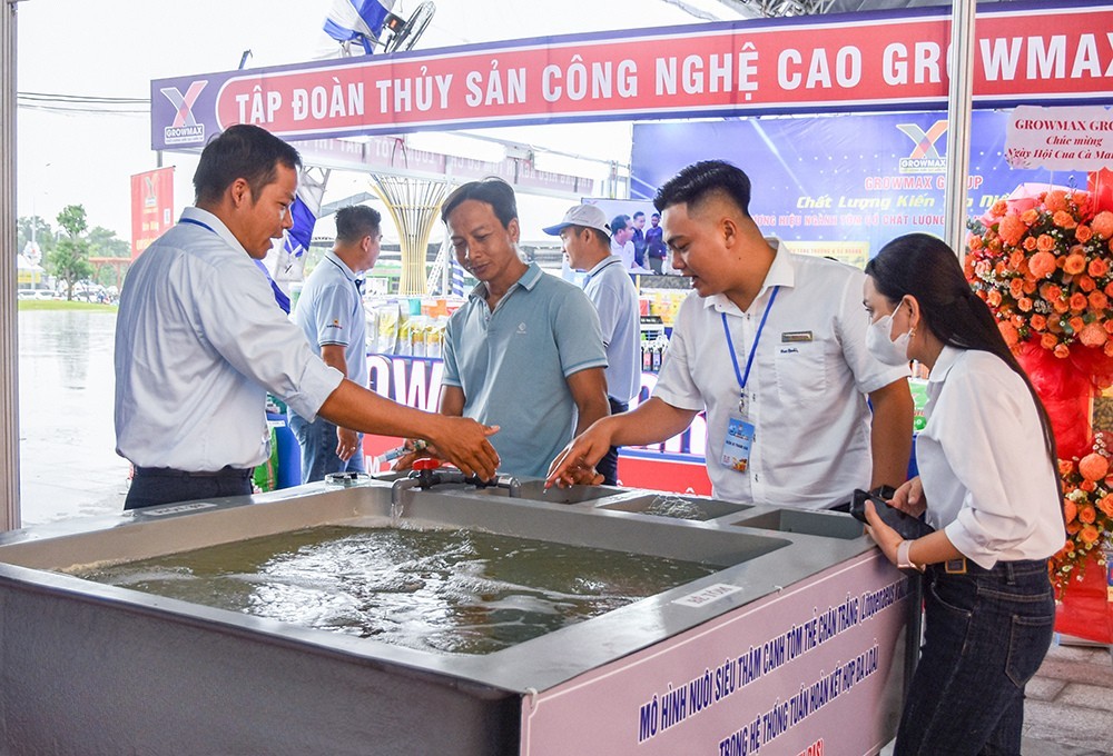 Du khách tìm hiểu về mô hình nuôi siêu thâm canh tôm thẻ chân trắng, tích hợp nuôi kết hợp nhiều loài để tối ưu hóa hiệu quả và tính bền vững. Du khách tìm hiểu về mô hình nuôi siêu thâm canh tôm thẻ chân trắng, tích hợp nuôi kết hợp nhiều loài để tối ưu hóa hiệu quả và tính bền vững.