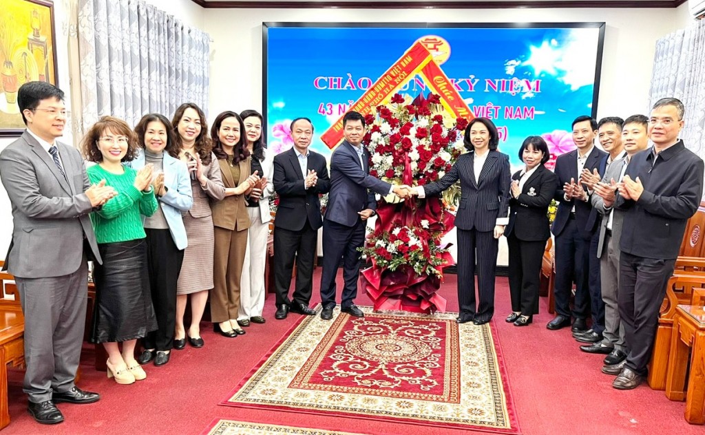 Phó Chủ tịch UBND thành phố Hà Nội Vũ Thu Hà thăm, chúc mừng tập thể cán bộ, công chức, viên chức và người lao động của Sở GD-ĐT Hà Nội. Ảnh: Lê Nguyễn