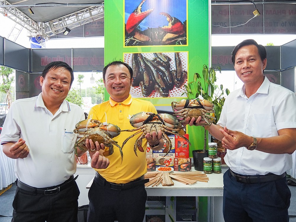 Sản phẩm Cua Sumo nổi bật của Công ty TNHH Dư Thái Bình (xã Năm Căn), với trọng lượng từ 1,1 đến 1,2 kg/con, đã được trưng bày tại Ngày hội Cua. Sản phẩm Cua Sumo nổi bật của Công ty TNHH Dư Thái Bình (xã Năm Căn), với trọng lượng từ 1,1 đến 1,2 kg/con, đã được trưng bày tại Ngày hội Cua.