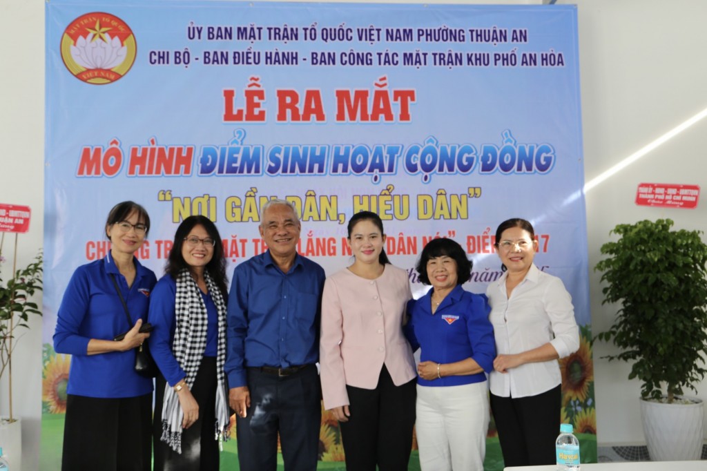 Đại diện đoàn cựu cán bộ Đoàn tham dự 