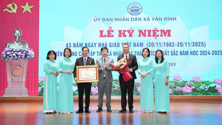 Đại diện Sở Nội vụ Thành phố Hà Nội trao Bằng khen của Thủ tướng Chính phủ cho Trường THCS  Phương Tú