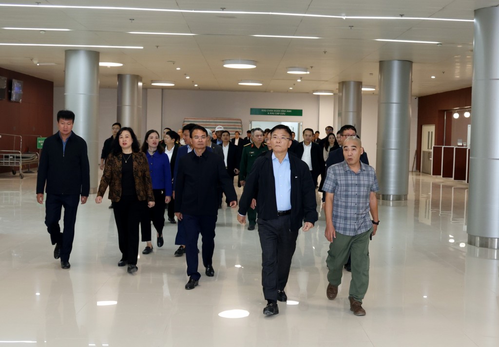 Phó Thủ tướng Lê Thành Long kiểm tra, đôn đốc công trình Dự án đầu tư xây dựng Cơ sở 2 Bệnh viện Hữu nghị Việt Đức và Bệnh viện Bạch Mai tại Ninh Bình - Ảnh: VGP/Đức Tuân