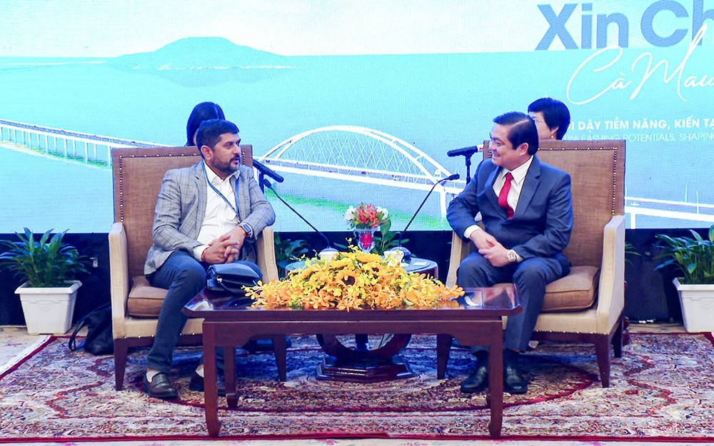 Phó Chủ tịch UBND tỉnh Huỳnh Chí Nguyện trao đổi bên lề hội nghị với Hiệp hội doanh nghiệp Ấn Độ. Phó Chủ tịch UBND tỉnh Huỳnh Chí Nguyện trao đổi bên lề hội nghị với Hiệp hội doanh nghiệp Ấn Độ.