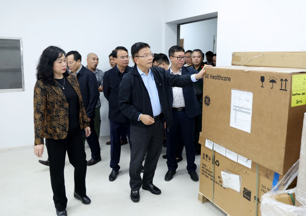 Phó Thủ tướng Lê Thành Long kiểm tra cơ sở vật chất tại Cơ sở 2 Bệnh viện Hữu nghị Việt Đức và Bệnh viện Bạch Mai - Ảnh: VGP/Đức Tuân