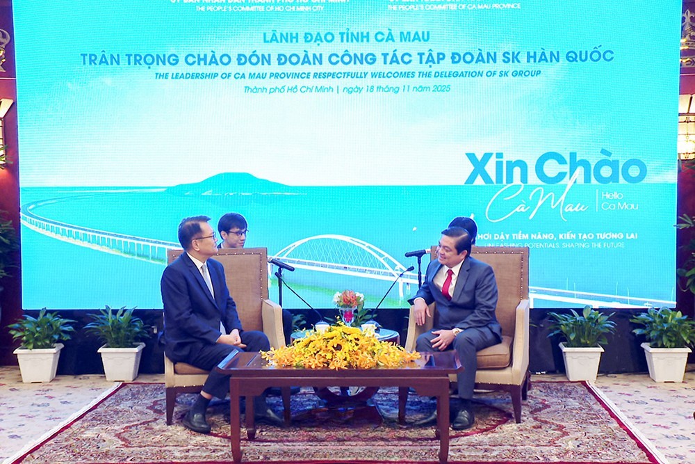 Phó Chủ tịch UBND tỉnh Huỳnh Chí Nguyện trao đổi bên lề hội nghị với Tập đoàn SK Hàn Quốc. Phó Chủ tịch UBND tỉnh Huỳnh Chí Nguyện trao đổi bên lề hội nghị với Tập đoàn SK Hàn Quốc.