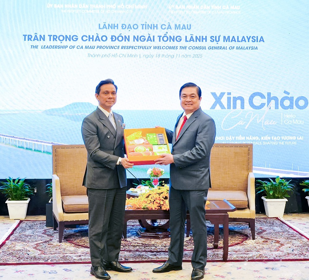 Phó Chủ tịch UBND tỉnh Huỳnh Chí Nguyện nhận quà lưu niệm từ Tổng lãnh sự quán Malaysia. Phó Chủ tịch UBND tỉnh Huỳnh Chí Nguyện nhận quà lưu niệm từ Tổng lãnh sự quán Malaysia.