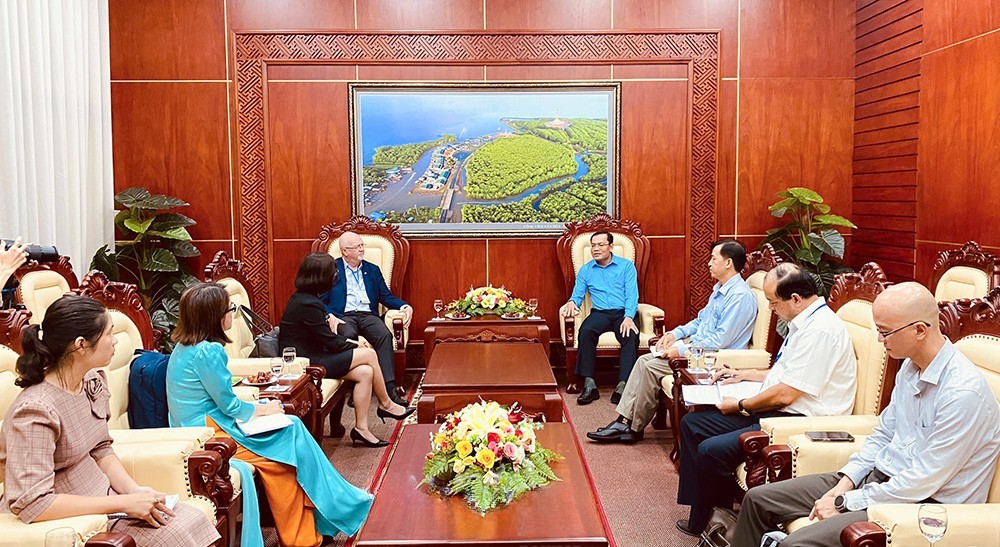 Phó Chủ tịch UBND tỉnh Cà Mau Ngô Vũ Thăng tiếp và làm việc với ông Andrew Hall, Chuyên viên cao cấp Tổ chức CSIRO. Phó Chủ tịch UBND tỉnh Cà Mau Ngô Vũ Thăng tiếp và làm việc với ông Andrew Hall, Chuyên viên cao cấp Tổ chức CSIRO.