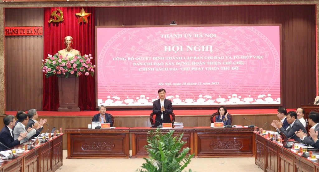 Khẩn trương xây dựng thể chế, chính sách đặc thù phát triển Thủ đô Khẩn trương xây dựng thể chế, chính sách đặc thù phát triển Thủ đô