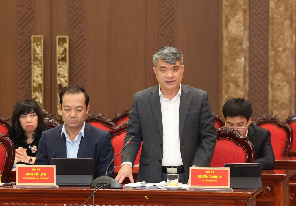 Khẩn trương xây dựng thể chế, chính sách đặc thù phát triển Thủ đô Khẩn trương xây dựng thể chế, chính sách đặc thù phát triển Thủ đô