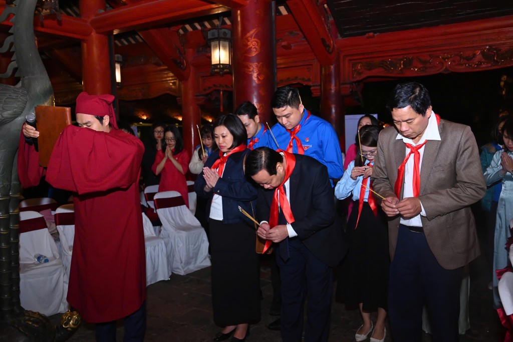 Đại biểu, cán bộ Đoàn – Hội – Đội và các thầy cô giáo thực hiện nghi thức dâng hương tại Di tích Quốc gia đặc biệt Văn Miếu – Quốc Tử Giám trước khi diễn ra Hội nghị. Đại biểu, cán bộ Đoàn – Hội – Đội và các thầy cô giáo thực hiện nghi thức dâng hương tại Di tích Quốc gia đặc biệt Văn Miếu – Quốc Tử Giám trước khi diễn ra Hội nghị.