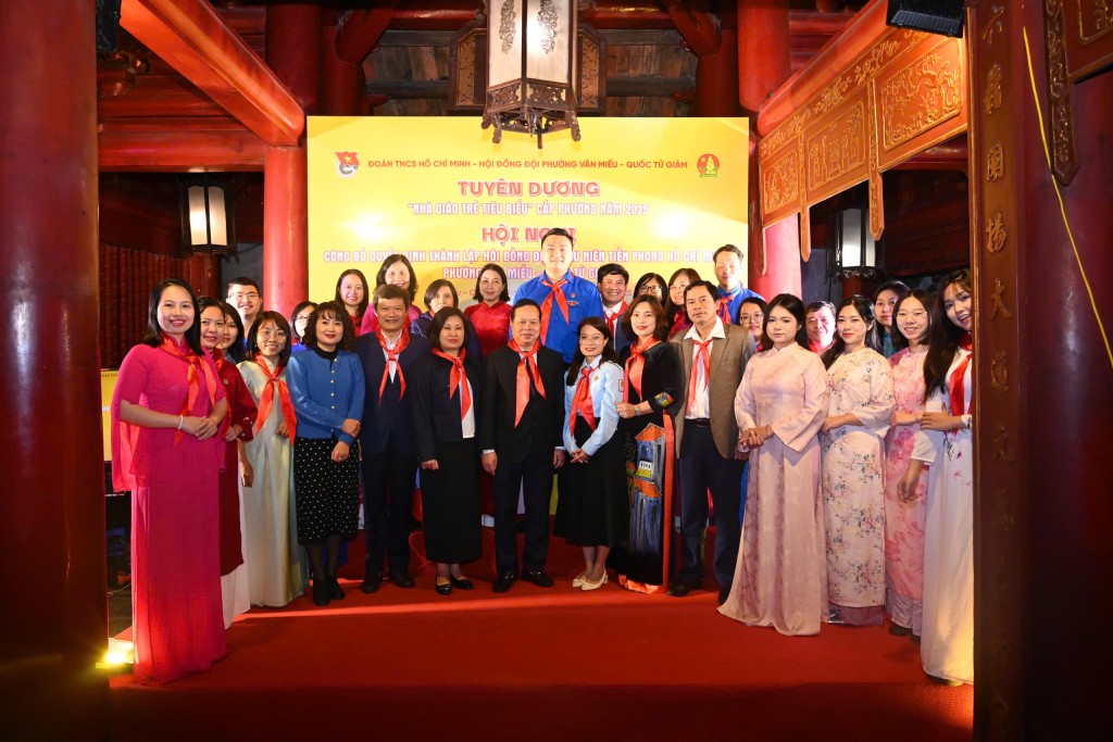 Các thầy cô giáo được tuyên dương danh hiệu “Nhà giáo trẻ tiêu biểu” cấp phường năm 2025 chụp ảnh lưu niệm cùng đại diện lãnh đạo và Ban Chấp hành Đoàn – Hội đồng Đội phường Văn Miếu – Quốc Tử Giám. Các thầy cô giáo được tuyên dương danh hiệu “Nhà giáo trẻ tiêu biểu” cấp phường năm 2025 chụp ảnh lưu niệm cùng đại diện lãnh đạo và Ban Chấp hành Đoàn – Hội đồng Đội phường Văn Miếu – Quốc Tử Giám.