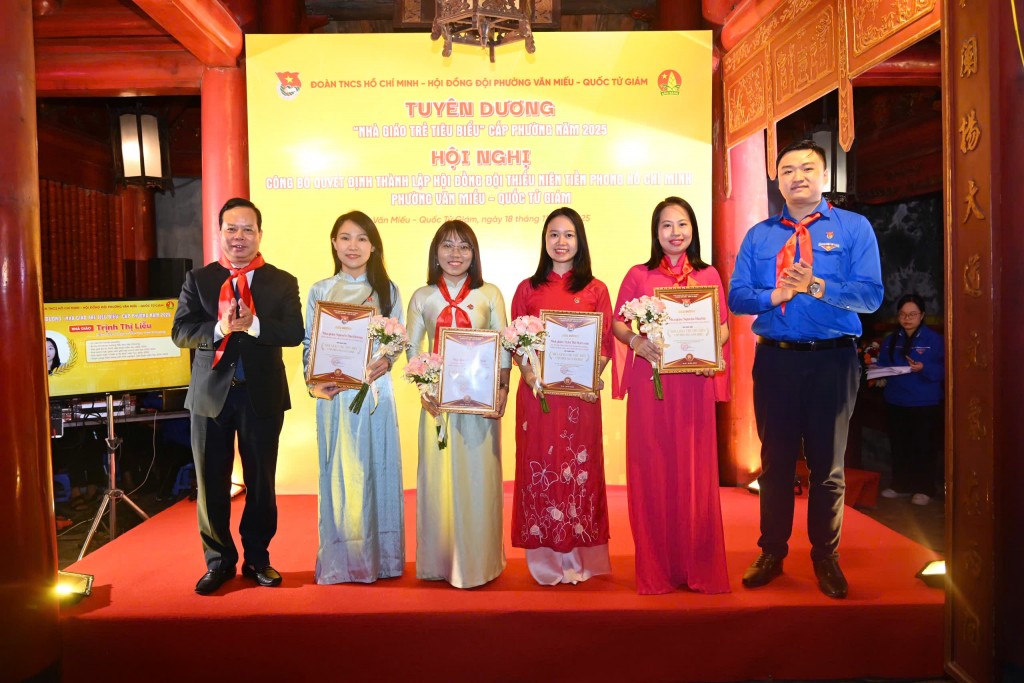 Các cô giáo trẻ xuất sắc được vinh danh “Nhà giáo trẻ tiêu biểu” năm 2025 nhận giấy chứng nhận và hoa từ đại diện lãnh đạo Đoàn – Hội đồng Đội phường. Các cô giáo trẻ xuất sắc được vinh danh “Nhà giáo trẻ tiêu biểu” năm 2025 nhận giấy chứng nhận và hoa từ đại diện lãnh đạo Đoàn – Hội đồng Đội phường.