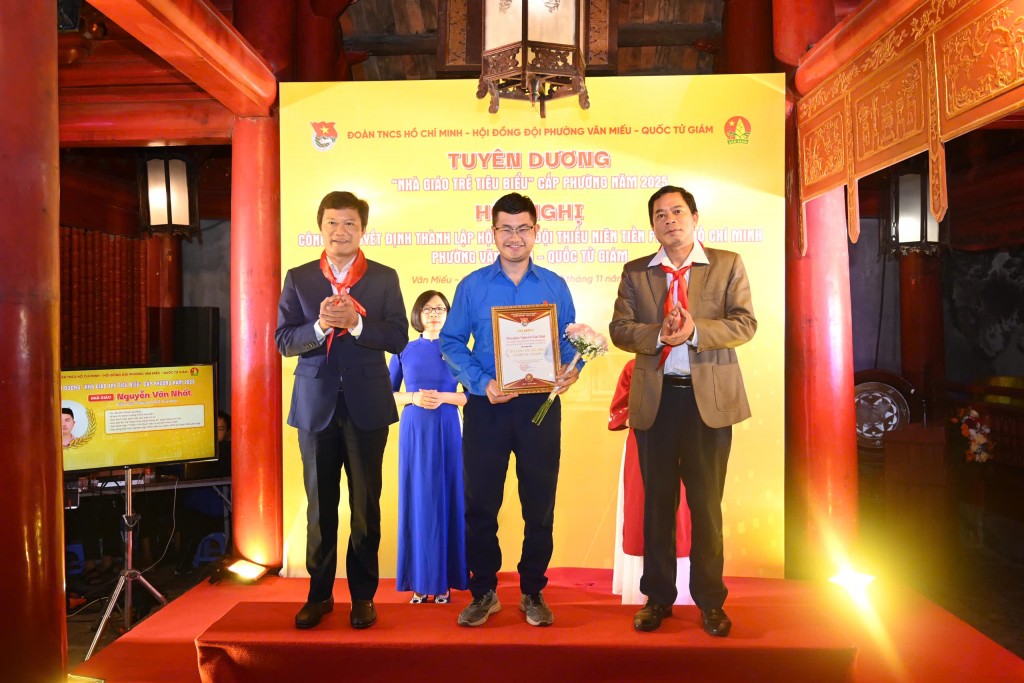 Lãnh đạo phường trao giấy chứng nhận và hoa chúc mừng thầy giáo được tuyên dương danh hiệu “Nhà giáo trẻ tiêu biểu” cấp phường năm 2025. Lãnh đạo phường trao giấy chứng nhận và hoa chúc mừng thầy giáo được tuyên dương danh hiệu “Nhà giáo trẻ tiêu biểu” cấp phường năm 2025.