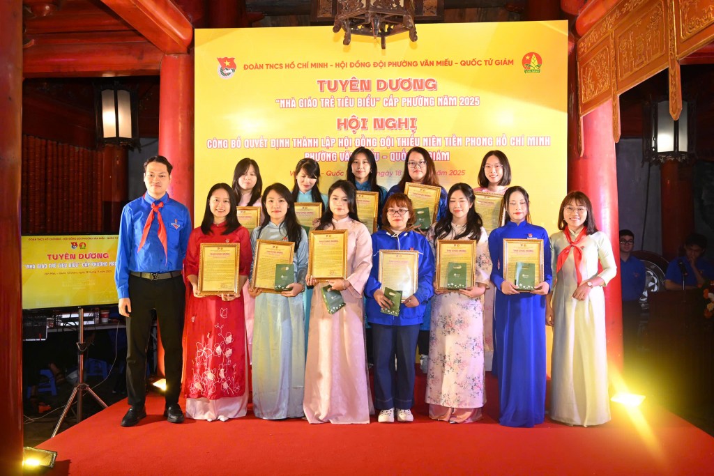 Công bố thành lập Hội đồng Đội và tuyên dương Nhà giáo trẻ, giỏi Công bố thành lập Hội đồng Đội và tuyên dương Nhà giáo trẻ, giỏi