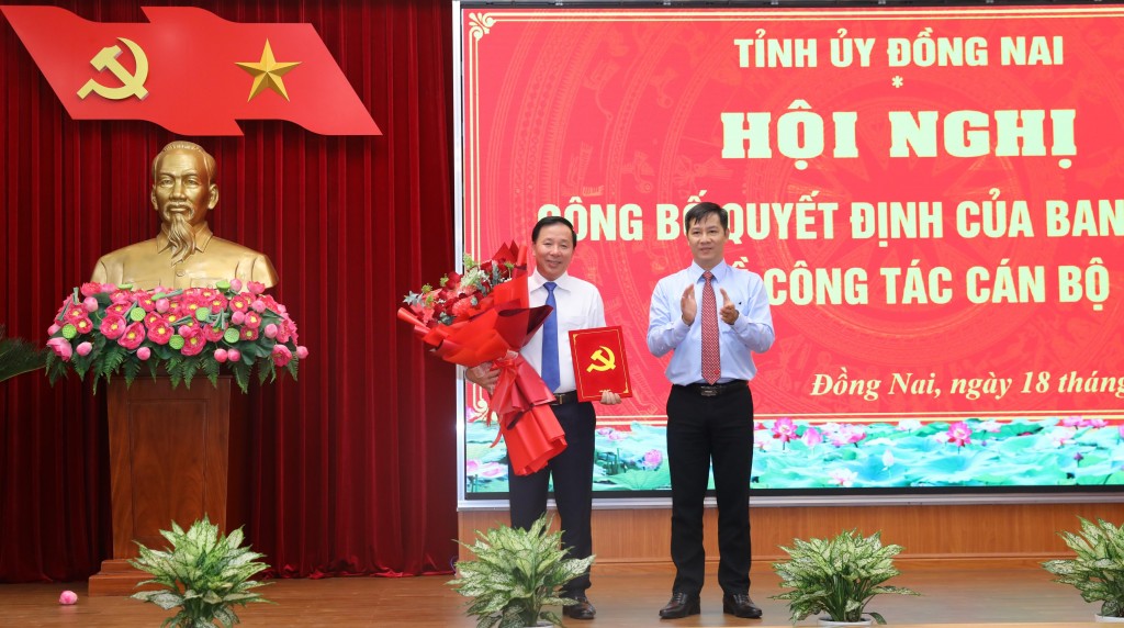 Phó Trưởng Ban Tổ chức Trung ương Nguyễn Thành Tâm trao quyết định của Ban Bí thư Trung ương Đảng về điều động, chỉ định đồng chí Nguyễn Văn Út giữ chức Phó Bí thư Tỉnh ủy Đồng Nai nhiệm kỳ 2025 - 2030 Phó Trưởng Ban Tổ chức Trung ương Nguyễn Thành Tâm trao quyết định của Ban Bí thư Trung ương Đảng về điều động, chỉ định đồng chí Nguyễn Văn Út giữ chức Phó Bí thư Tỉnh ủy Đồng Nai nhiệm kỳ 2025 - 2030