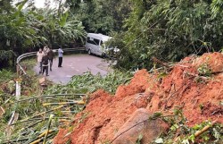 Giải cứu 11 người mắc kẹt giữa đèo Khánh Lê