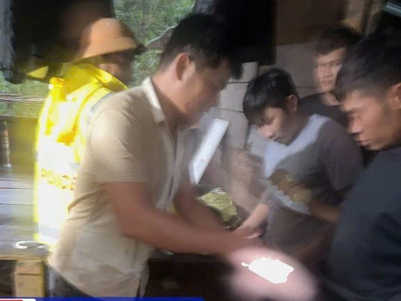 Lực lượng chức năng tiếp thực phẩm và nước uống cho những người mắc kẹt trên đèo Khánh Lê (Ảnh: CA) Lực lượng chức năng tiếp thực phẩm và nước uống cho những người mắc kẹt trên đèo Khánh Lê (Ảnh: CA)