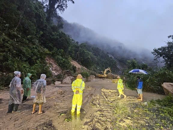 Lực lượng CSGT Công an tỉnh Lâm Đồng mở đường để giải cứu 11 người cùng phương tiện mắc kẹt trên đèo Khánh Lê (Ảnh: CA) Lực lượng CSGT Công an tỉnh Lâm Đồng mở đường để giải cứu 11 người cùng phương tiện mắc kẹt trên đèo Khánh Lê (Ảnh: CA)