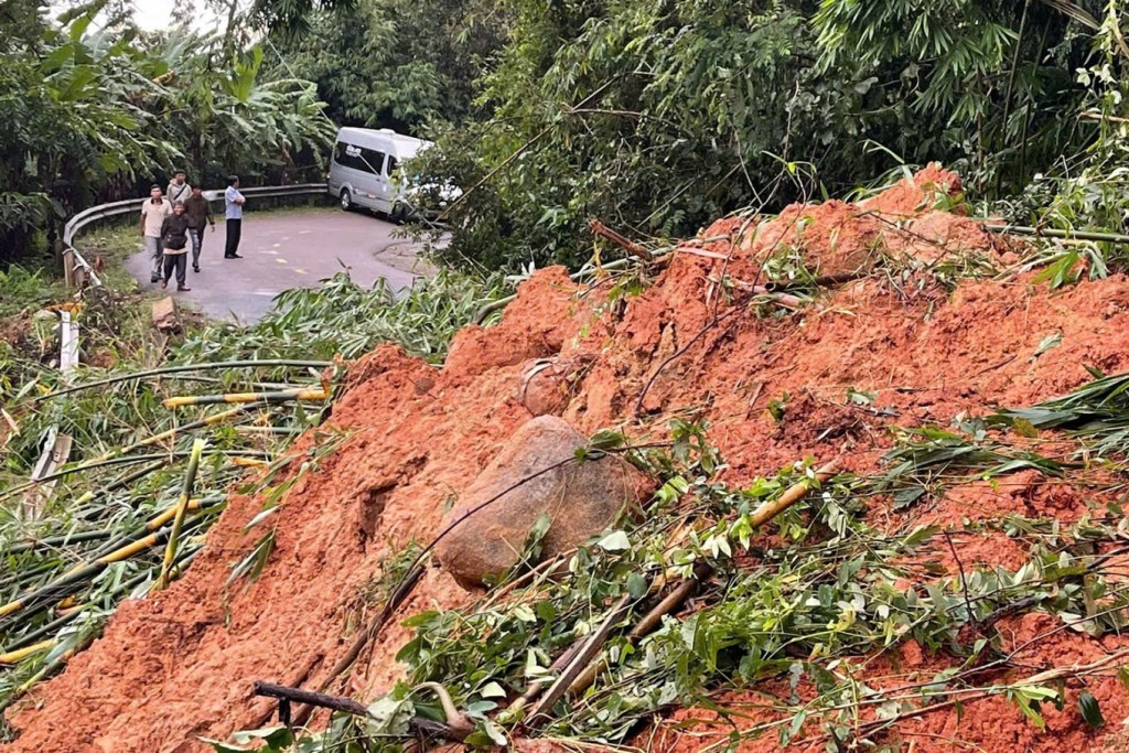 Một xe du lịch với 5 người đàn ông mắc kẹt giữa điểm sạt lở (Ảnh: CA Lâm Đồng) Một xe du lịch với 5 người đàn ông mắc kẹt giữa điểm sạt lở (Ảnh: CA Lâm Đồng)