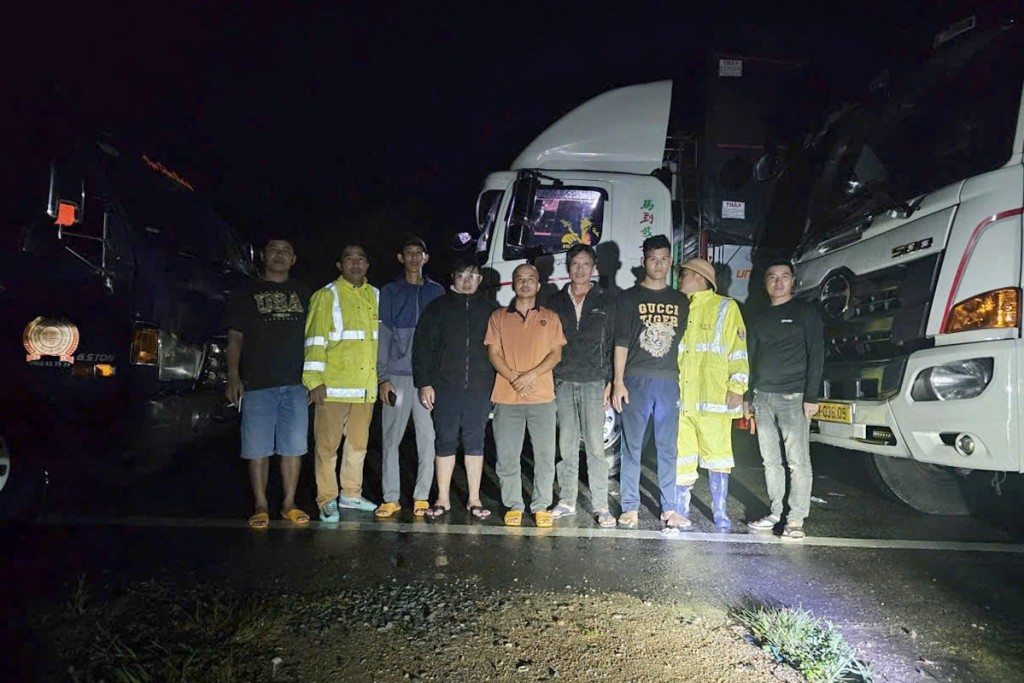 Những tài xế mắc kẹt được CSGT tiếp cận hỗ trợ (Ảnh; CA) Những tài xế mắc kẹt được CSGT tiếp cận hỗ trợ (Ảnh; CA)