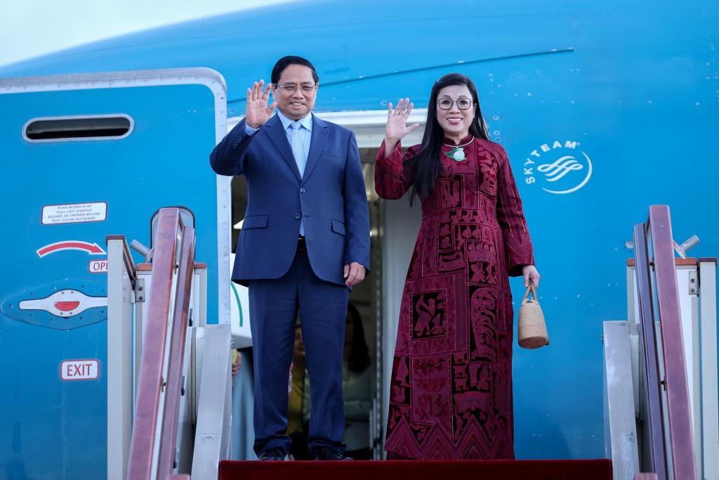 Thủ tướng Chính phủ Phạm Minh Chính cùng Phu nhân và Đoàn đại biểu cấp cao Việt Nam tới sân bay quốc tế Houari Boumediene Alger, bắt đầu thăm chính thức Algeria - Ảnh: VGP/Nhật Bắc