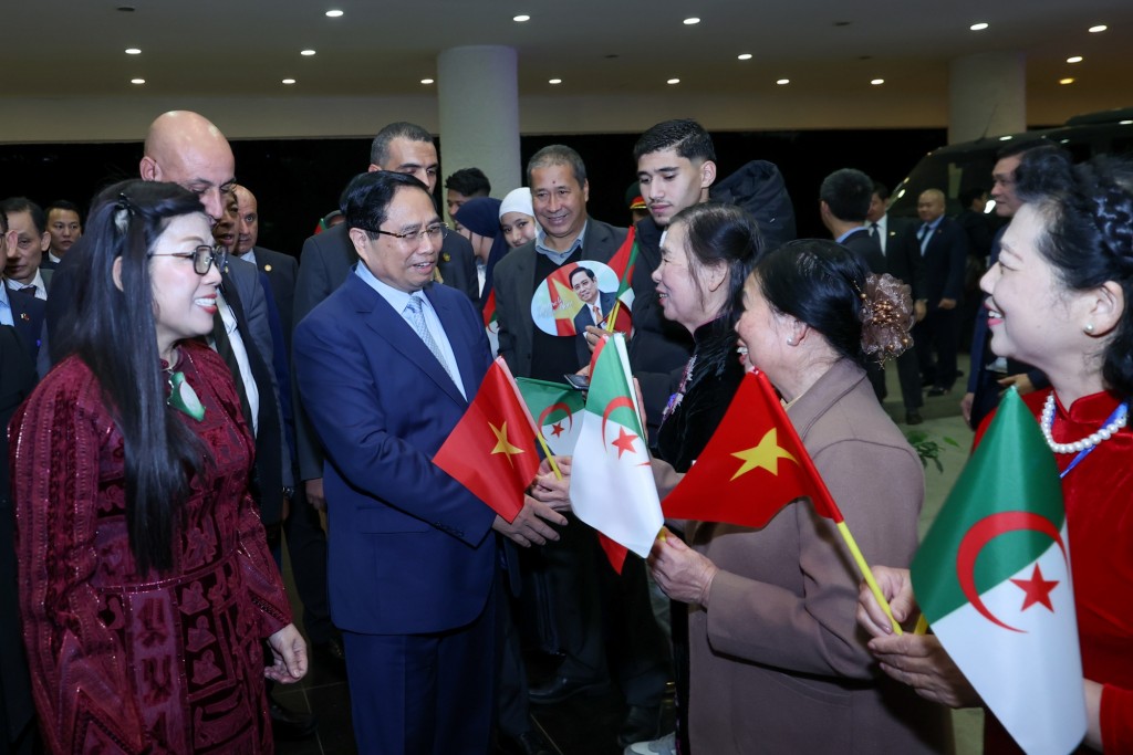 Thủ tướng Phạm Minh Chính, Phu nhân Lê Thị Bích Trân và Đoàn đại biểu cấp cao Việt Nam gặp gỡ cán bộ, nhân viên Đại sứ quán và cộng đồng người Việt Nam tại Algeria - Ảnh: VGP/Nhật Bắc Thủ tướng Phạm Minh Chính, Phu nhân Lê Thị Bích Trân và Đoàn đại biểu cấp cao Việt Nam gặp gỡ cán bộ, nhân viên Đại sứ quán và cộng đồng người Việt Nam tại Algeria - Ảnh: VGP/Nhật Bắc