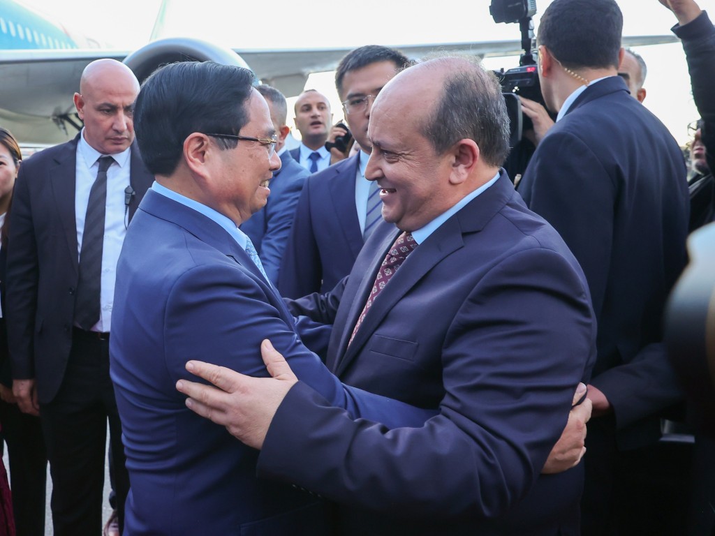 Với sự trọng thị đặc biệt, Thủ tướng Cộng hòa Algeria Dân chủ Nhân dân Sifi Ghrieb đón Thủ tướng Chính phủ Phạm Minh Chính cùng Phu nhân tại chân cầu thang máy bay - Ảnh: VGP/Nhật Bắc