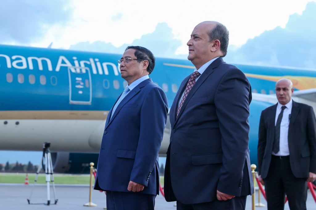 Hai Thủ tướng thực hiện nghi thức chào quốc kỳ hai nước - Ảnh: VGP/Nhật Bắc