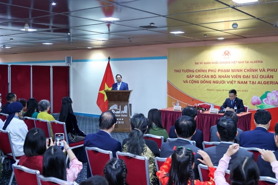 Thủ tướng đề nghị bà con tiếp tục góp phần để tình cảm này ngày càng đơm hoa, kết trái qua các thế hệ, đưa quan hệ song phương năm sau tốt hơn năm trước, thập kỷ sau tốt hơn thập kỷ trước - Ảnh: VGP/Nhật Bắc Thủ tướng đề nghị bà con tiếp tục góp phần để tình cảm này ngày càng đơm hoa, kết trái qua các thế hệ, đưa quan hệ song phương năm sau tốt hơn năm trước, thập kỷ sau tốt hơn thập kỷ trước - Ảnh: VGP/Nhật Bắc