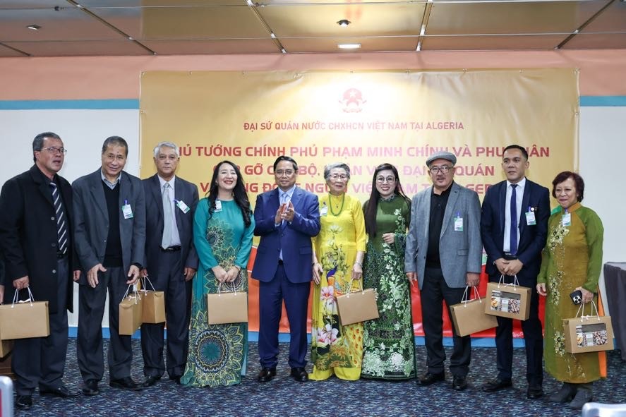 Thủ tướng Phạm Minh Chính và Phu nhân tặng quà đại diện cộng đồng người Việt Nam tại Algeria - Ảnh: VGP/Nhật Bắc Thủ tướng Phạm Minh Chính và Phu nhân tặng quà đại diện cộng đồng người Việt Nam tại Algeria - Ảnh: VGP/Nhật Bắc