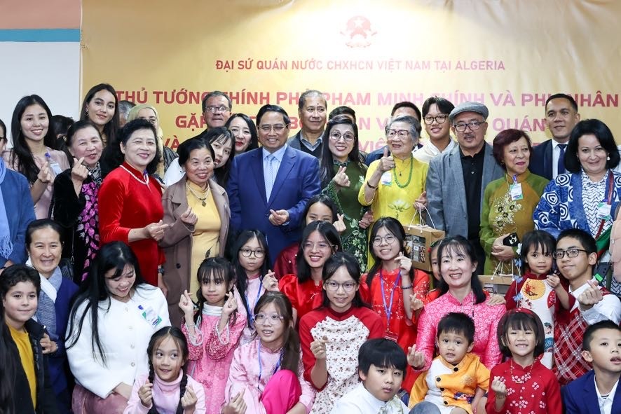 Thủ tướng Phạm Minh Chính và Phu nhân cùng cán bộ, nhân viên Đại sứ quán và đại diện cộng đồng người Việt Nam tại Algeria - Ảnh: VGP/Nhật Bắc Thủ tướng Phạm Minh Chính và Phu nhân cùng cán bộ, nhân viên Đại sứ quán và đại diện cộng đồng người Việt Nam tại Algeria - Ảnh: VGP/Nhật Bắc