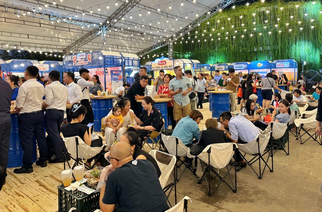 Lễ khai mạc thu hút sự quan tâm của đông đảo người dân TP.HCM và du khách